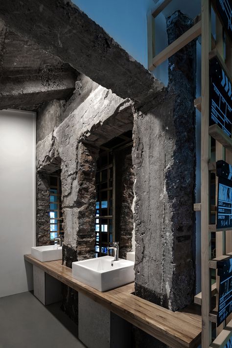 Bathroom Shower Ideas, Bathroom Shower Design, Coffee Shops Interior, Industrial Interior Design, Burger Bar, Interior Design Magazine, Stone Walls, Design Del Prodotto, Shower Design