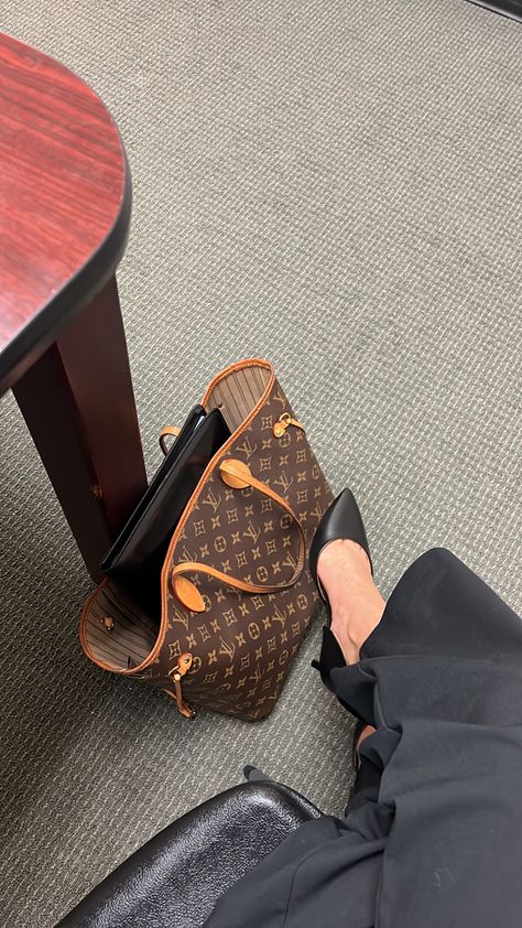 #law #lawyer #prelaw #legallyblonde Aesthetic Lawyer Wallpaper, Lawyer Bag, Louis Vuitton Outfit, Work Outfit Inspiration, Airport Pictures, Bussines Women Lifestyle, Office Outfits Women, Office Bag, Women Office