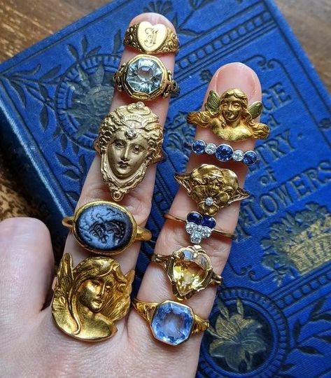 Artistic Wedding Rings, Vintage Rings Antiques, Ring Aesthetic Vintage, Different Rings, Gold Vintage Jewelry, Vintage Trinkets, Lots Of Jewelry, Ring Aesthetic, Eclectic Jewelry