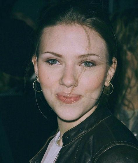 Scarlette Johanson, 90s Makeup, 90s Hairstyles, Marvel Women, Natasha Romanoff, Black Widow, Scarlett Johansson, Celebrities Female, Celebrity Crush