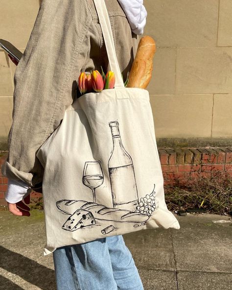 Tote Bag Product Photography, Tot Bag Aesthetic, Tote Bags Design Ideas, Tote Bag Outfit Aesthetic, Tote Bag Aesthetic Outfit, Tote Bag Inspiration, Tote Bag Inspo, Tote Bags Aesthetic, French Tote Bag