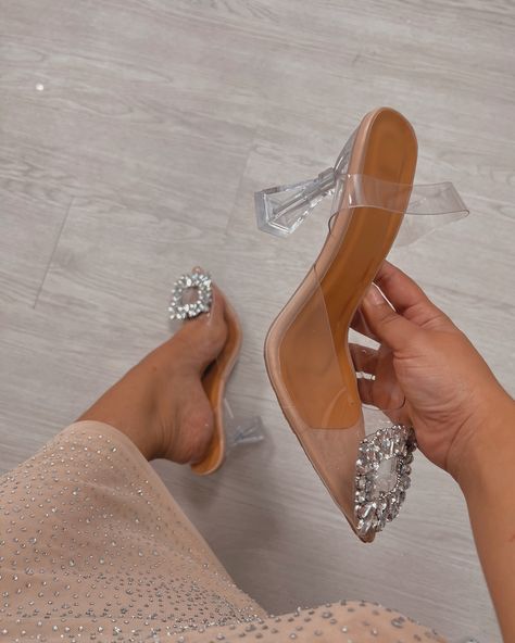 Rhinestone Pendant Glass Pumps🤩 Sizes: 5.5, 6.5, 7.5, 8, 8.5 & 9.5 Left❣️ Readily available/ heel height: 3.5 inches. • • #glassheels #shoes Moon Board, Glass Heels, Transparent Heels, Black Glass, Glass Pendants, Belize, Heel Height, High Heels, Pumps