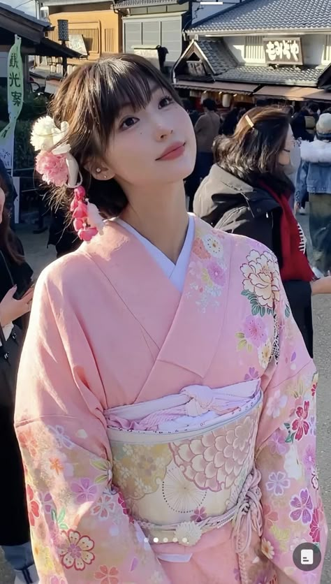 Japanese Culture Clothing, Japanese Pose Reference, Japanese Yukata Women, Yukata Aesthetic, Japanese Woman Aesthetic, Pink Kimono Outfit, Japan Traditional Clothes, Pink Yukata, Japanese Kawaii Aesthetic