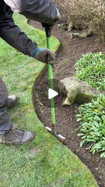 Alexander’s gardening on Instagram: "Love a deep & defined looking lawn edge 👌🏼🤩 🌱  #lawnedging #lawnedges #edges #lawncare #lawnmaintenance #gardener #therapeutic #calm #winter #gardeninguk #instagarden #satisfying #gardenservices #surrey" Garden Lawn Edging, Rock Flower Beds, Lawn Borders, Front Lawn Landscaping, Flower Bed Edging, Front Yard Plants, Landscaping Around Trees, Mulch Landscaping, Lawn Edger