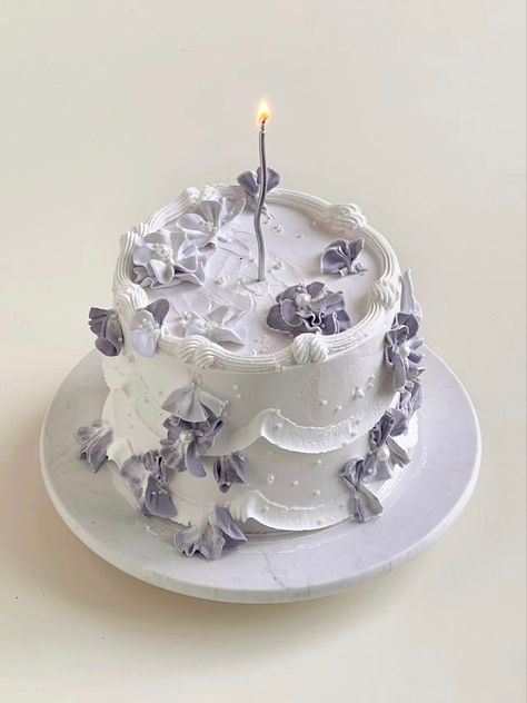 Flowers Cake Design, Cake Design Birthday, Flower Cake Design, Purple Cakes Birthday, White Birthday Cakes, Lavender Cake, Vintage Birthday Cakes, Elegant Birthday Cakes, Mini Cakes Birthday