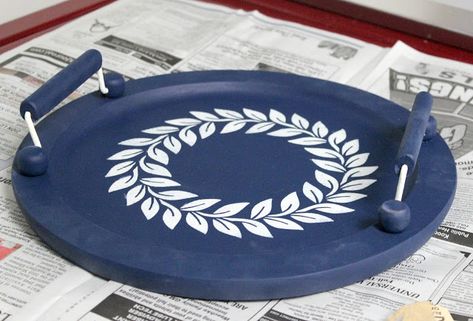 Paint Tray Diy, Wooden Tray Painting Ideas Diy, Tray Design Ideas, Diy Wood Circle Serving Tray, Painting On Wooden Tray, Wooden Tray Painting Ideas, Wood Tray Stencil Ideas, Tray Painting Ideas, Painted Trays Ideas