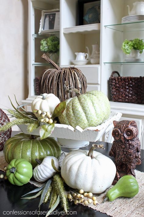 DIY pumpkins - table top centerpiece idea Spooky Cakes, Pumpkins And Gourds, Diy Halloween Decor, Halloween Cake, Fall Deco, Autumn Decorating, Thanksgiving Table Decorations, Halloween Decorations Indoor, Pumpkin Cake