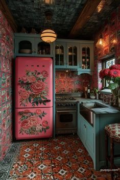 Quirky Wallpaper, Kitschy Kitchen, Playful Decor, Eclectic Kitchen, Kitchen Aesthetic, Boho Kitchen, World Of Interiors, Project Inspiration, Classic Furniture