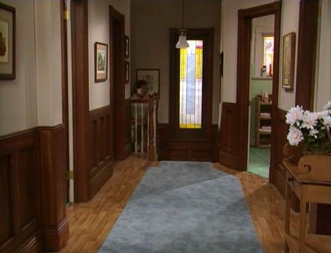 The Upstairs Hallway in the Original Pilot "Full House" Full House Living Room, Full House Interior, Hallway House, 80s House Layout, Suburban House Aesthetic Interior, Full House House, Full House Design, Full House Layout, House Hallway