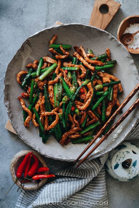 Garlic Sprouts, Chives Recipe, Chinese Recipe, Green Garlic, Garlic Chives, Eat Beef, How To Cook Asparagus, Marinated Pork, Asian Inspired Recipes