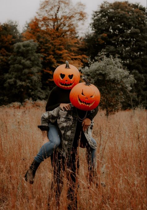 Pumpkin Head Couple Pictures, Pumpkin Head Couple, Halloween Couple Photoshoot, Pumpkinhead Photoshoot, Pumpkin Photography, Pumpkin Patch Photoshoot, Pumpkin Heads, Creative Pumpkin Painting, Fall Couples