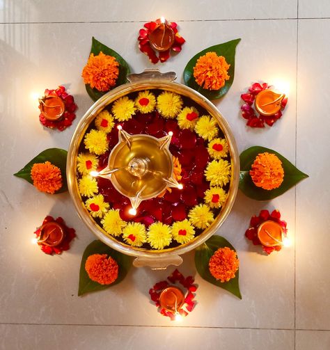 Karthigai Deepam Decoration, Step Decoration, Simple Flower Rangoli, House Party Decorations, Pooja Decoration, Thali Decoration Ideas, Rangoli Designs Simple Diwali, Diy Floral Decor, Janmashtami Decoration