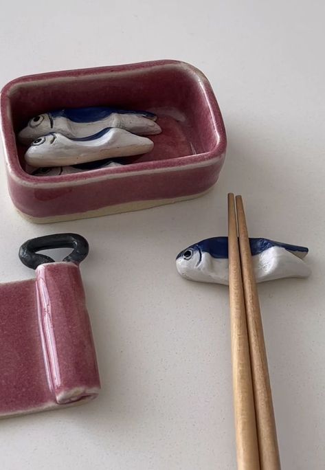 Clay Decorations Diy, Diy Clay Chopstick Holder, Fish Chopstick Rest, Ceramic Household Items, Handmade Gifts For Grandpa, Homemade Ceramics Diy, Ceramic Air Dry Clay, Ceramic Ideas Cute, Ceramic Inspiration Ideas