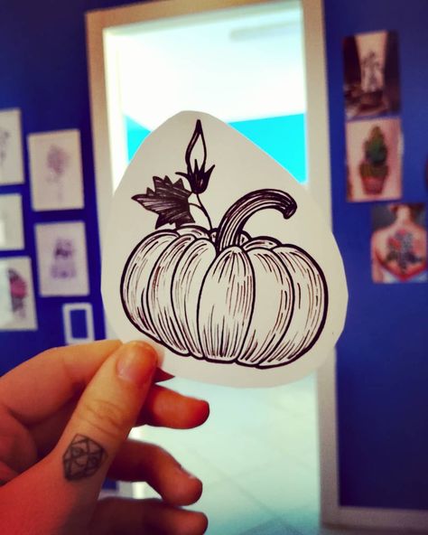 #pumpkintattoo #pumpkin #halloweentattoo #vegetabletattoo #zuccatattoo Le Tattoo, Pumpkin Tattoo, Autumn Tattoo, Halloween Tattoo, Halloween Tattoos, Life Tattoos, Unique Tattoos, Piercing Tattoo, Future Tattoos