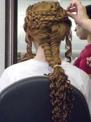 The intricate hairstyles of the caryatids on the Erechtheion temple in Athens were recreated on the heads of six Fairfield University students. Quinceanera Braid Hairstyles, Roman Hair, Different Braid Styles, Roman Hairstyles, Greek Hair, Historical Hairstyles, Medieval Hairstyles, Goddess Braids Hairstyles, Quinceanera Hairstyles