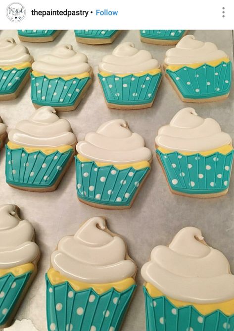 Cupcake cookies Decorated Cookies Cupcake Shape, Royal Icing Cupcake Cookies, Decorated Cupcake Cookies, Cupcake Cookies Decorated Ideas, Cupcake Shaped Cookies, Birthday Cupcake Cookies Decorated, Cupcake Royal Icing Cookies, Cupcake Decorated Cookies, Cupcake Sugar Cookies Decorated