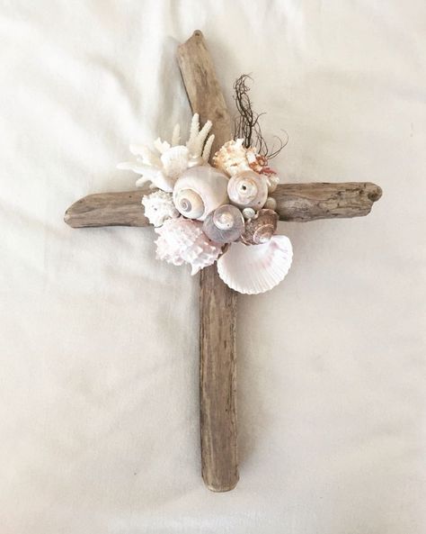 Cross With Shells, Sea Shell Cross, Driftwood Cross, Seashell Cross, Seashell Art Diy, Shell Cross, Beach Themed Crafts, Driftwood Art Diy, Oyster Shell Crafts