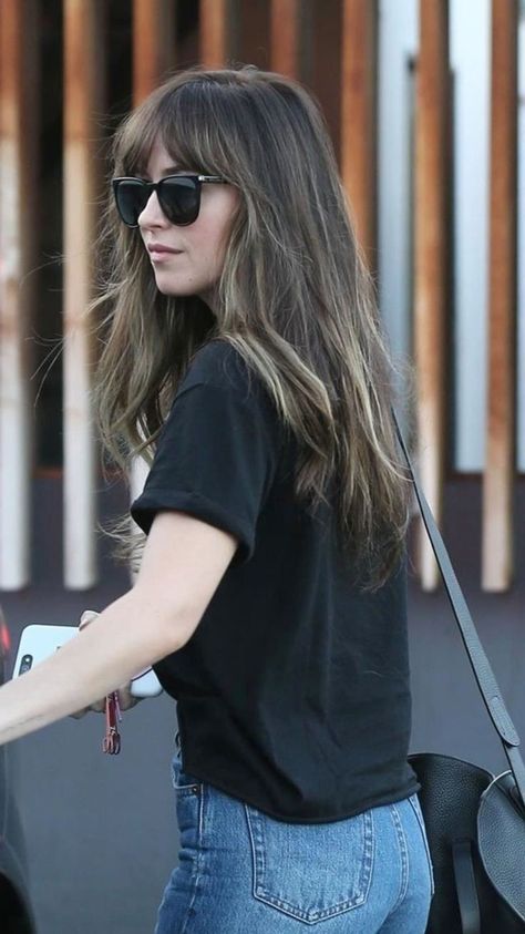 Choppy Hair Curtain Bangs, Dakota Johnson Straight Hair, Dakota Johnson Curtain Bangs, Dakota Johnson Fringe, Dakota Johnson Haircut, Face Framing Fringe Bangs, Dakota Johnson Hair, Elegance Dress, Year 9