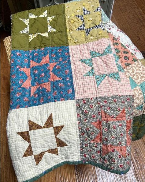 Charity Quilts, Star Quilt Pattern, Vintage Quilts Patterns, Sewing Machine Quilting, Scrap Quilt, Pretty Quilt, Star Quilt Patterns, Scrappy Quilt, Vintage Quilt