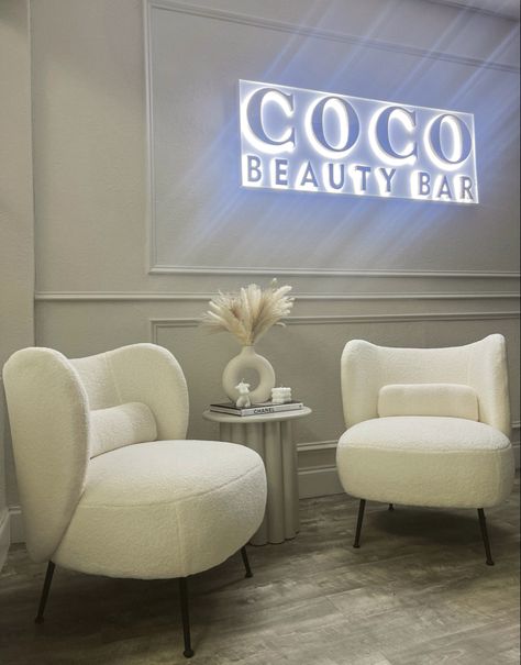 Luxury Salon Waiting Area, Lash Bar Decor, Home Lash Salon, Lash Salon Interior Design Luxury, Glam Salon Decor, Neutral Esthetician Room, Beauty Studio Aesthetic, Lashroomdecor Ideas, Brow Salon Decor