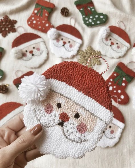 Christmas Punch, Punch Needle Patterns, Santa Claus Christmas Tree, Hand Embroidery Projects, Punch Needle Embroidery, Needle Punch, Weaving Projects, Punch Art, Christmas Sewing