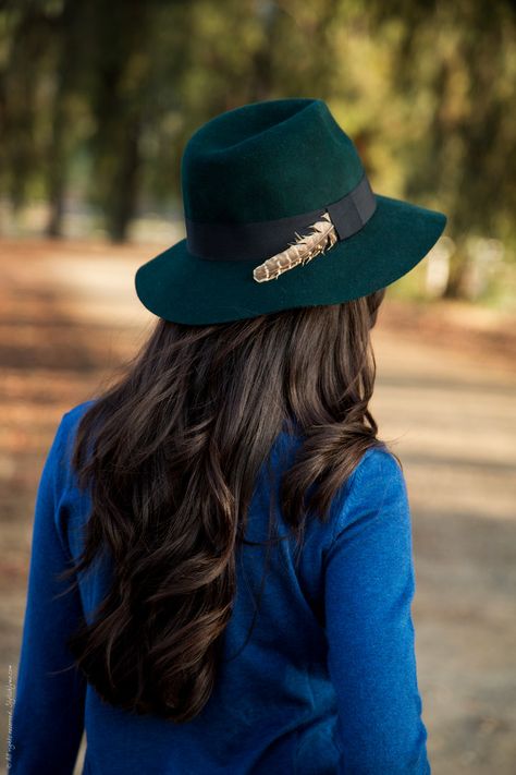 A Stylish Way to Wear a Fedora Hat this Fall & Winter Blue Fedora Hat Outfit, Cute Outfits With Hats, Fedora Hat Outfit, Hat Pics, Blue Fedora Hat, Clothes For Women In 20's, Fedora Hat Outfits, Types Of Hats For Women, Fall Green