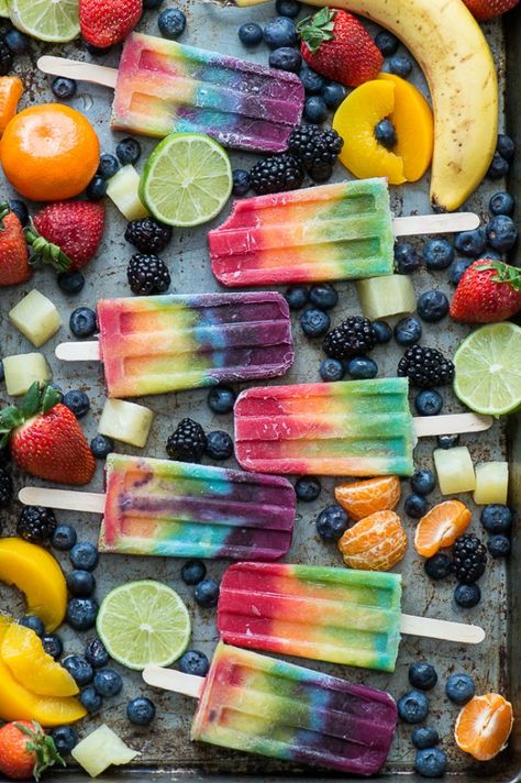 Warm days are here and we can't think of a better way to cool off than with delicious homemade popsicles! Here are The 11 Best Homemade Popsicles Recipes we could find because variety is key. Rainbow Popsicles, Ice Pop Recipes, Sommer Mad, Fruit Popsicles, Homemade Popsicles, Resep Diet, Rainbow Food, Popsicle Recipes, God Mat