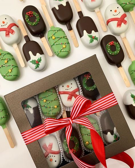 Oreo Pops Christmas, Christmas Cake Sicles, Grinch Cakesicles, Christmas Cake Pucks, Christmas Cakesicles Ideas, Christmas Cakesicle, Christmas Cakecicles, Christmas Cake Popsicles, Cakesicles Christmas