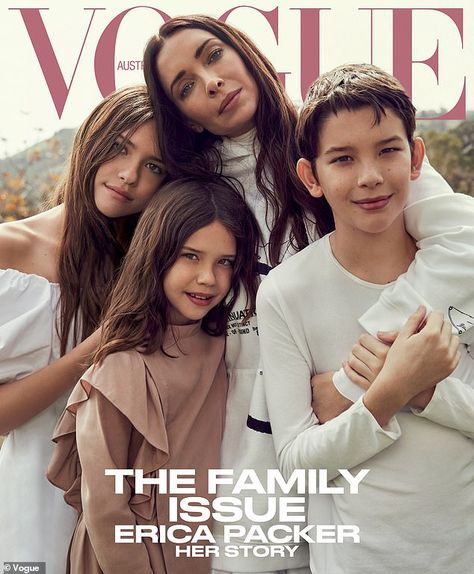 Fashion Family Portrait, Magazine Family Photoshoot, Vogue Family Portrait, Vogue Family Photoshoot, Fashion Family Photoshoot, Family Magazine Cover, Magazine Poses, Family Editorial, Family Potrait