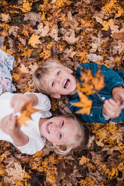 Fall Pictures For Kids, Unique Fall Photoshoot Ideas Family, Kids Fall Pictures, Thanksgiving Photoshoot Family Pictures, Family Farm Pictures, Sibling Fall Photoshoot, Kids Family Pictures, Fall Photography Ideas, Autumn Photo Ideas