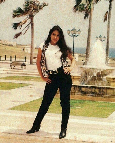 Selena in Puerto Rico 1994 Selena Costume, 90s Fashion Icons, Selena Quintanilla Outfits, Selena Pictures, The 90s Fashion, Selena Q, Tejano Music, Selena Quintanilla Perez, Selena Quintanilla