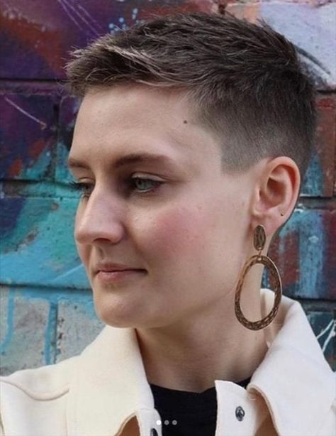 Haircut Edgy, Women's Short Hair, Fade Haircut Women, Shorthair Haircut, Messy Pixie Haircut, Fade Haircut Styles, Short Textured Hair, Haircut Design, Messy Pixie