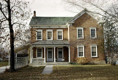 Brick Home With Addition, Old Brick Farmhouse Exterior, Historic Brick Homes Exterior, Victorian Brick House, Historic Homes Exterior, Pioneer Farmhouse, Old Brick Farmhouse, Red Brick Farmhouse, Autumnal House