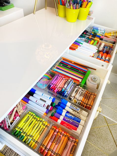 Drawer organizers Playroom Drawer Organization, Stationeries Organization, Art Drawer Organization, Marker Drawer Storage, Kids Drawer Organization, Pens Organization Ideas, Coloring Organization Kids, Kids Desk Organization Ideas, Organizing Pens And Markers