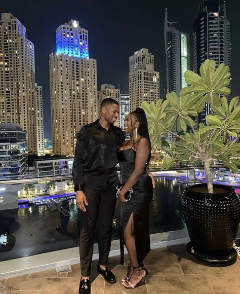 Couple Dinner Outfit Night, Black Couple Date Night Outfits Classy, Cute Couple Date Pictures, Couple Night Out Outfit, Fancy Date Night Outfit Couple, Date Night Outfit Couple Black, Couples Classy Outfits, Black Couple Outfits Matching Classy, Dinner Date Poses For Couples