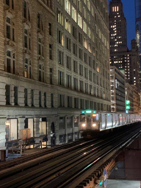 el train in the loop of chicago city Chicago Train Aesthetic, Chicago Train, Chicago Nightlife, Train Aesthetic, City Core, Tris Prior, Chicago Aesthetic, Chicago At Night, City Scapes