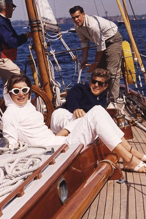 EVGENIA GL JACKIE WITH HER FIRST HUSBAND JFK Sailing Fashion, Jackie O Style, Estilo Ivy, Jfk Jr, Slim Aarons, Estilo Preppy, Jackie O, Old Money Aesthetic, First Lady