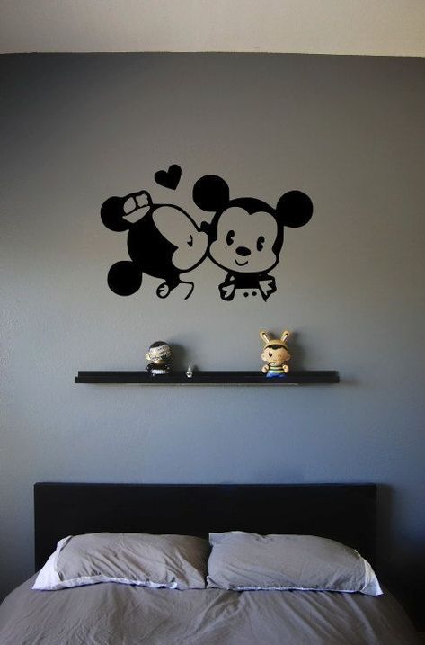 Who doesn’t love Mickey Mouse? OK….I’m sure there are SOME people who don’t love Mickey but there’s just something about that cute mouse with his happy red shorts and big white-gloved hands that bring Simple Wall Painting Ideas Bedrooms, Minnie Bedroom, Simple Wall Painting Ideas, Mickey Room, Simple Wall Paintings, Wall Drawings, Mouse Wall, Creative Wall Painting, Wall Art Diy Paint