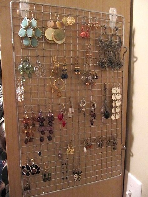 A dollar store cooling rack makes for a quick wall-mounted earring rack. | 21 Actually Useful Things You Didn't Know Your Closet Needed Jewerly Organizer, Diy Jewelry Display, Genius Ideas, Cooling Rack, Earring Storage, Dollar Store Organizing, Jewelry Organizer Diy, Earring Organizer, Store Organization