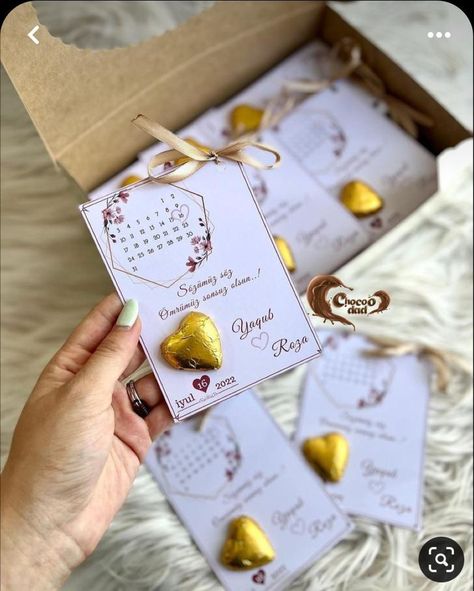 Wedding Giveaways Ideas Souvenirs, Wedding Chocolate Decoration, Cheap Wedding Favors, Wedding Gift Pack, Chocolate Wedding Favors, Idee Cricut, Convention Gifts, Horrible People, Wedding Chocolate