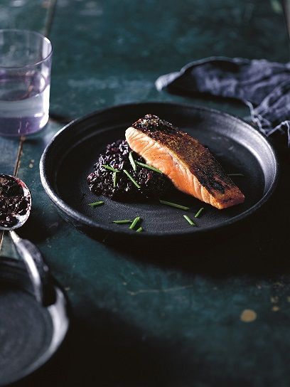 Salmon Dinner Recipes, Rice Risotto, Moody Food Photography, Dark Food Photography, Black Food, Food Photography Inspiration, Black Rice, Food Photography Styling, Food Presentation