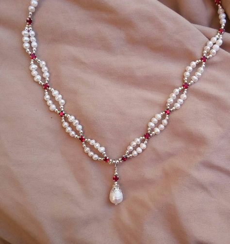 Red Beaded Jewelry, Handmade Beaded Necklaces Design, Handmade Necklace Ideas, Necklace Diy Beaded, Bead Necklace Ideas, Diy Necklace Patterns, قلادات متدلية, Pearl Bead Necklace, White Pearl Jewelry