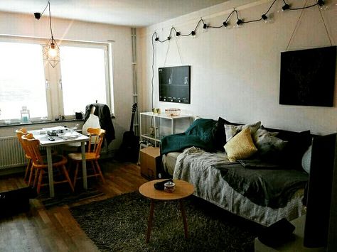 Student Living Apartment Ideas, Messy Apartment Living Room, Student Living Room Ideas, Student House Aesthetic, Student House Decor, Student Apartment Aesthetic, Messy Apartment Aesthetic, Henry Strauss, Messy Apartment