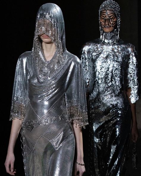 Vogue Paris on Instagram: “Chainmail meets medieval inspirations today at @pacorabanne. @juliendossena’s show was an ode to chainmail, which appeared in the form of a…” Armor Dress, Couture Mode, Futuristic Fashion, Mode Inspo, Silver Dress, Paco Rabanne, Fantasy Clothing, Fantasy Fashion, Character Outfits