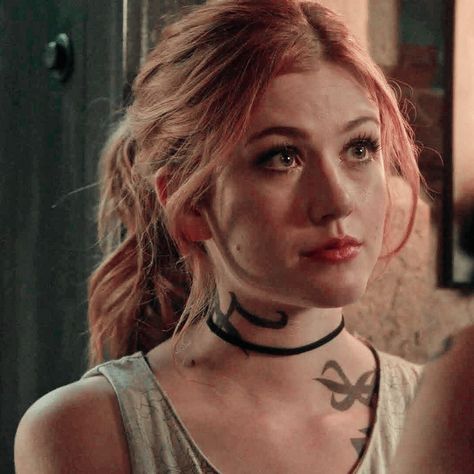 Clary Fairchild Hairstyle, Wallpaper Shadowhunters, Oliver Queen Arrow, Clary Fairchild, Madonna Photos, Mary Jane Watson, Clary Fray, Hair Icon, Katherine Mcnamara