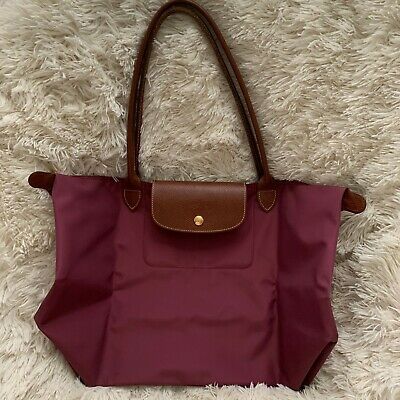 Red Longchamp Bag Outfit, Longchamp Colors, Burgundy Longchamp, Longchamp Bag Large, Longchamp Bag Outfit, Collage Bag, Long Champ Bag, Wishlist Clothes, Longchamp Red