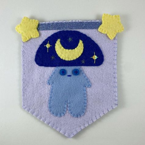 Felt Dream Catcher, Felt Art Projects, Embroidery Banner, Felt Wall Decor, Felt Wall Art, Celestial Home Decor, Celestial Home, Thread Buttons, Kawaii Felt