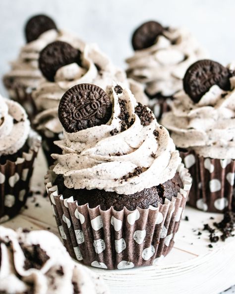 Vegan Cookies And Cream Cupcakes, Orea Cupcake, Vegan Oreo Cupcakes, Oreo Sweets, Oreo Cupcake Recipe, Oreo Muffins, Vegan Cupcake Recipes, Vegan Cupcake, Vegan Chocolate Frosting