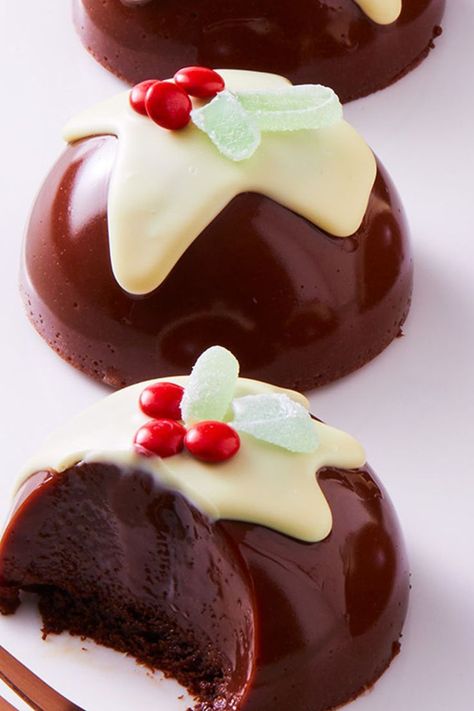 Individual Christmas Desserts, Christmas Cooking Gifts, Chocolate Christmas Pudding, Mini Christmas Puddings, Festive Dessert Recipes, Raspberry No Bake Cheesecake, White Chocolate Drizzle, Christmas Pudding Recipes, Christmas Baking Cookies