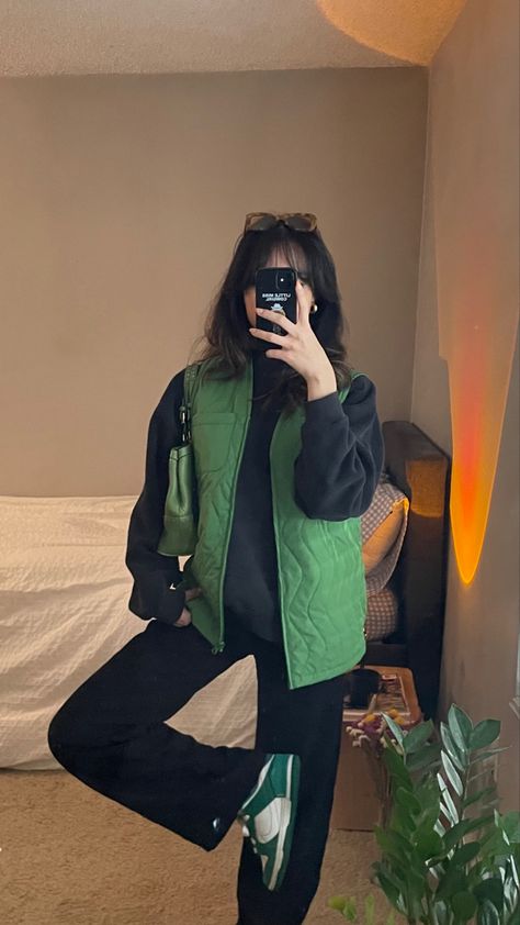 Minimal Outfits For Women Winter, Womens Stussy Outfit, Nike Dunks Fall Outfit, Black Women Dunks Outfit, Stussy Vest Outfit, Green Vest Outfit Aesthetic, Sporty Baggy Outfit, Black Pants Street Style, Baggu Outfits Ideas